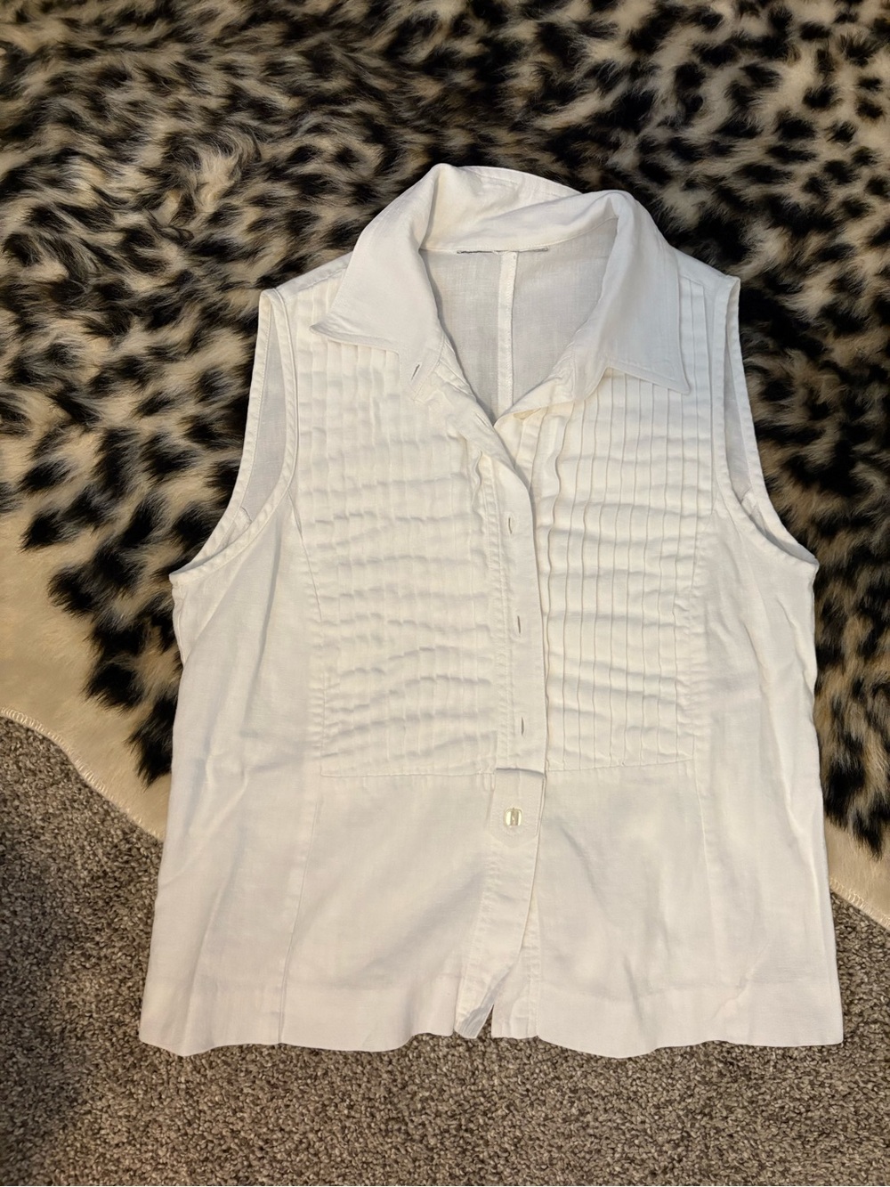 Classic White Sleeveless Pleated Button-Down Shirt